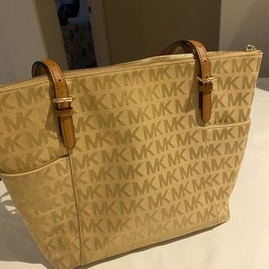 Michael Kors Jet Set Eat West Zip tote Logo